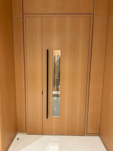 Vestible door with half leaf and concealed hinges
